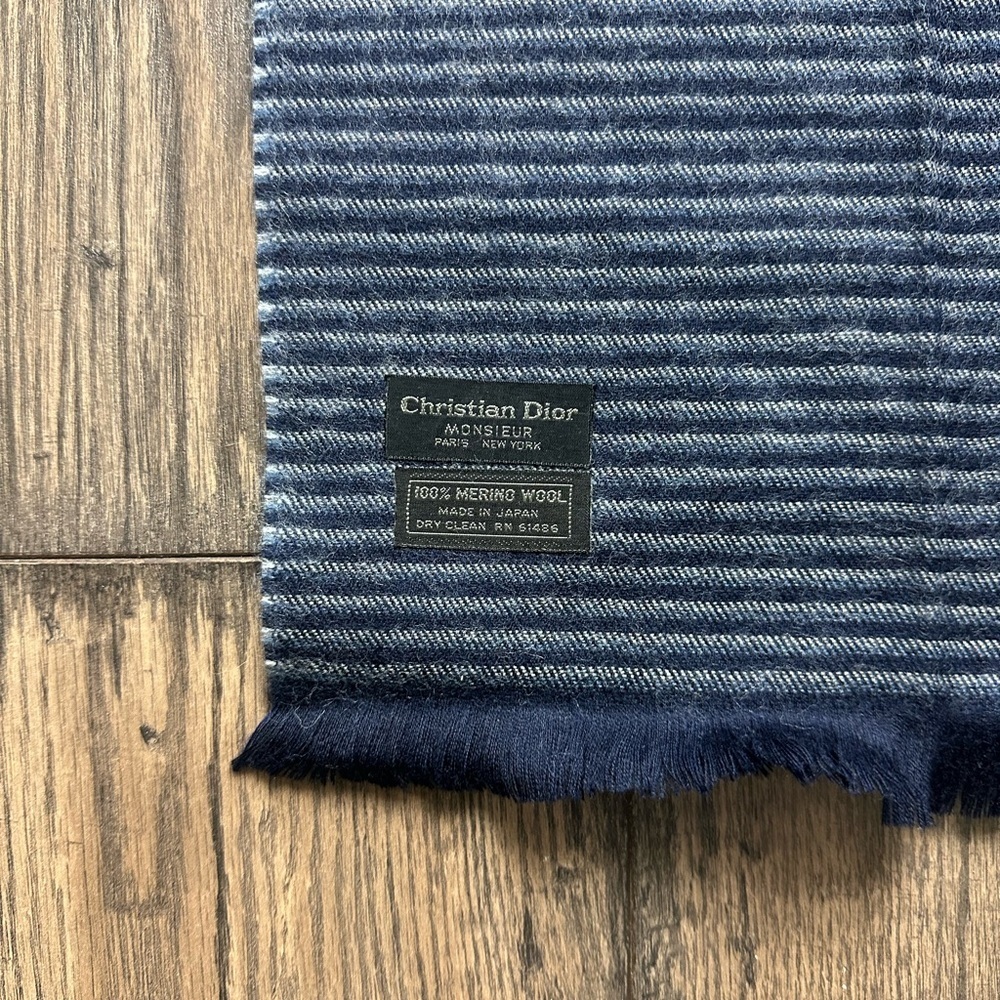 Elegant and timeless vintage Christian Dior Monsieur scarf - Picture 5 of 8
